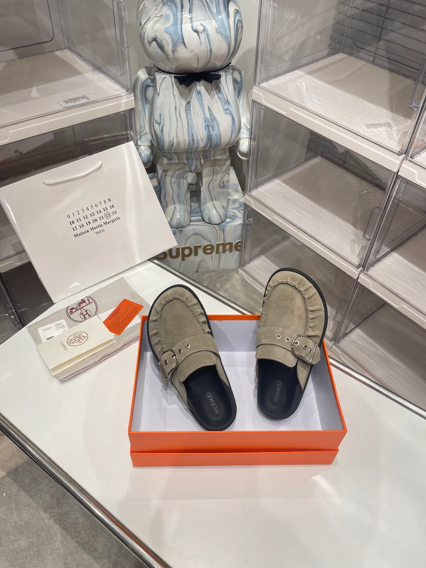 [H Family Hermès] P: 540💰 Size: Male 39-44 (45 46 customized) Female 35-40 (41 42 customized) HERMES Hermès latest kelly buckle couple style Birkenstock slippers, classic family language design! It looks good no matter how you match it! Casual and high-end feeling, the comfort is also great, paired with a variety of colorful socks, it gives a trendy and high-end feel ●Upper: imported cow suede ●Inner: imported sheepskin ●Foot pads: imported mixed sheepskin ●Outsole: Tpu non-slip and wear-resistant outsole